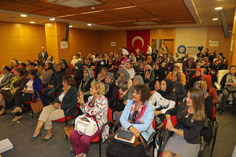 Antalya Büyükşehir’de çiftçi kadınlar zirvesi yapıldı