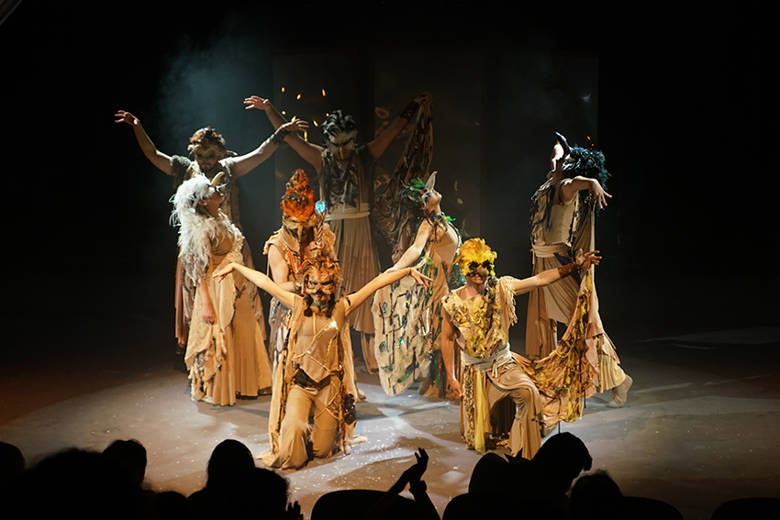Antalya'da tiyatro oyunu Zümrüdü Anka’ya çocuklardan yoğun ilgi