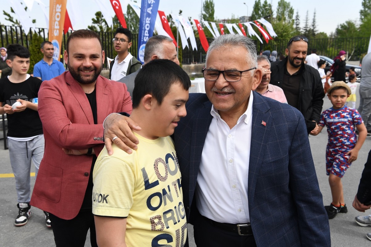 Kayseri Belediye Başkanı Büyükkılıç’tan ‘Özel’ Vatandaşlar İçin Düzenlenecek Konsere Davet