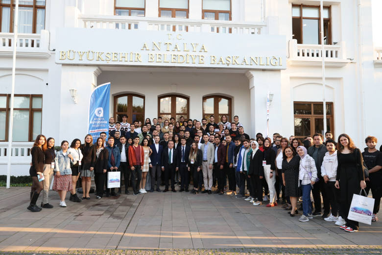 Antalya Büyükşehir Başkanı Böcek Dünya Gönüllüler Günü’nde Gençlerle Buluştu