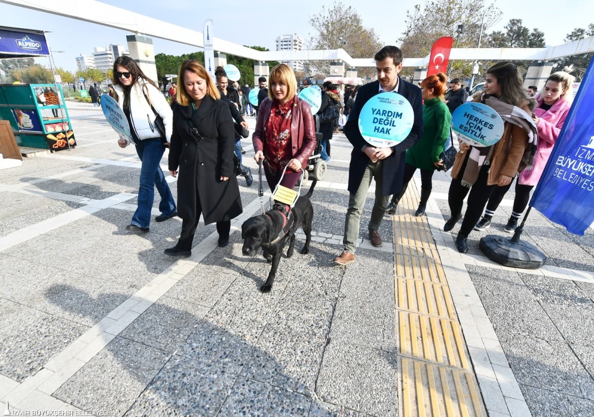 İzmir'de Rehber köpekler toplu ulaşımda 