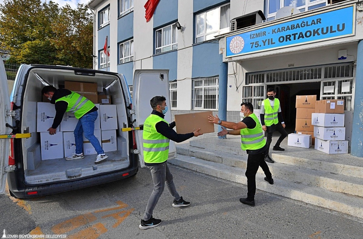 İzmir'de 600 okulda 25 bin öğrenciye bot ve mont dağıtıldı