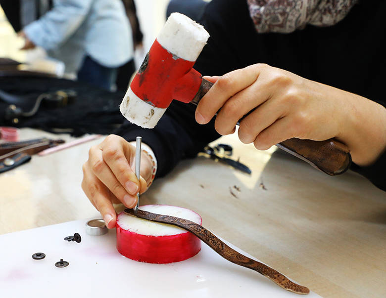 Antalya 'da ATASEM kursiyerleri deriyi sanata dönüştürüyor