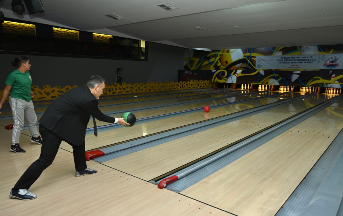 Bursa'da Liseliler bowlingle stres atıyor