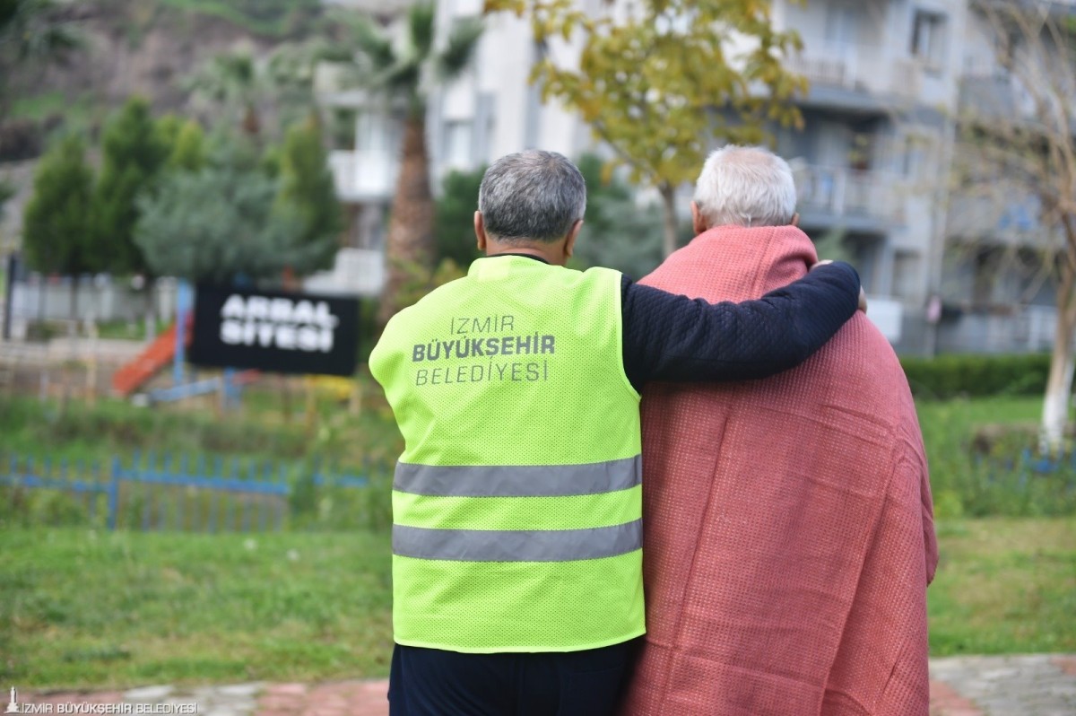 İzmir Büyükşehir Belediyesi evsizlere kapılarını açtı 