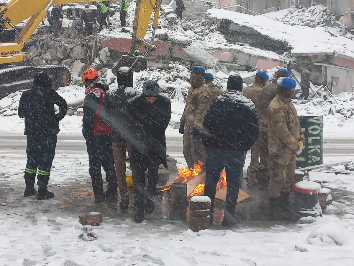 Malatya’da depremzedeler kar altında yardım bekliyor