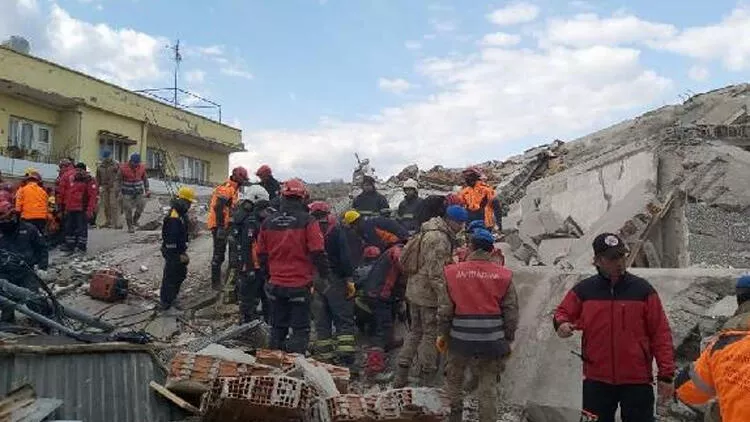 Osmaniye'de artçı deprem; 4 katlı bina yıkıldı
