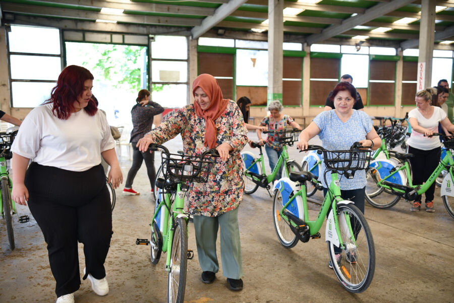 “Pedallayan Kadınlar” Projesi ile Kadınlar Bisiklet Kullanmayı Öğreniyor