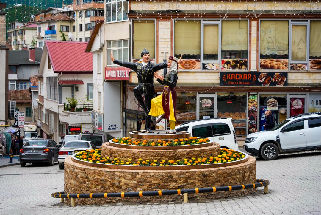 Artvin’in Simgesi Kültürel Miras Yenilendi: Halk Oyunları Heykeli Eski Görkemine Kavuştu