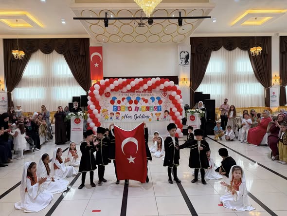 Bandırma İlçe Müftülüğü’nden Muhteşem Kapanış: Miniklerin Yıl Sonu Şenliği Göz Kamaştırdı!