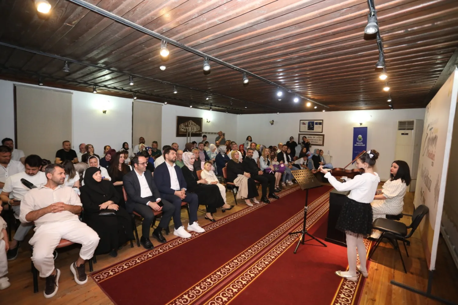İNEGÖL'DE KÜÇÜK YETENEKLERDEN DEV PERFORMANS: KEMAN VE PİYANO YIL SONU COŞKUSU