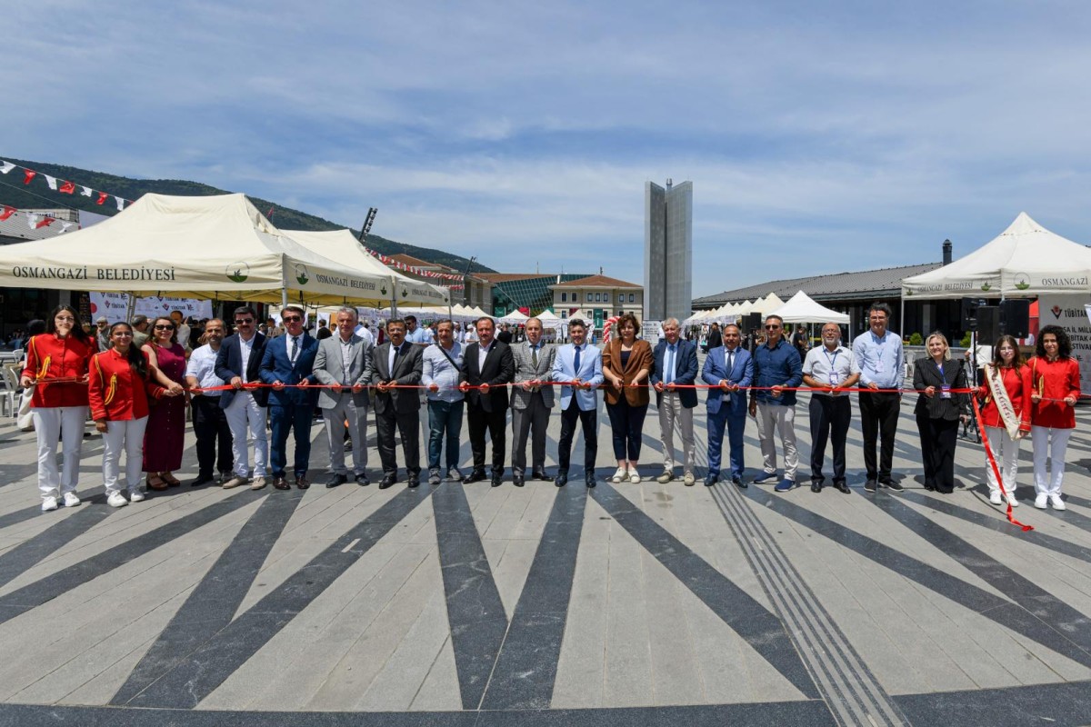 OSMANGAZİ MEYDANI'NDA BİLİM RÜZGARI: GELECEĞİN MUCİTLERİ SEÇKİN PROJELERİYLE SAHNEYE ÇIKTI