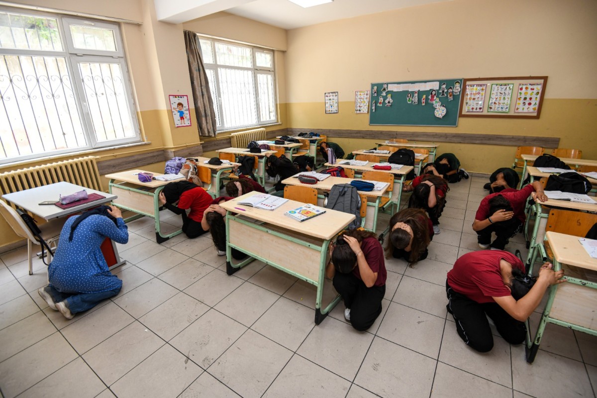 OSMANGAZİ'DE HAYATİ PROVADA TAM NOT: OKULLARDA NEFES KESEN DEPREM TATBİKATI