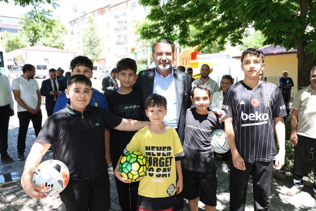 ELAZIĞ'DA YERİNDE YÖNETİM MESAİSİ: BAŞKAN ŞERİFOĞULLARI MAHALLELERİN NABZINI TUTUYOR