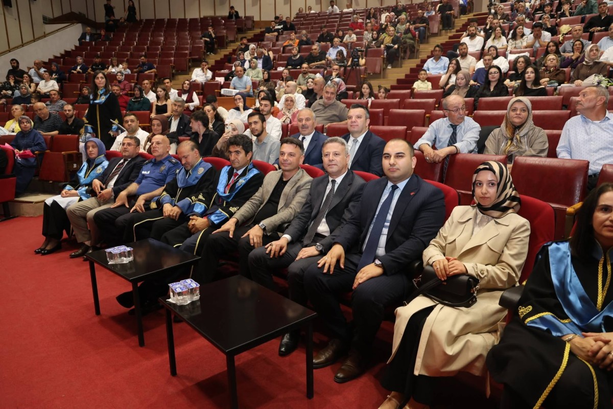 MAÇKA MESLEK YÜKSEKOKULU’NDA MEZUNİYET GURURU: GELECEĞİN PROFESYONELLERİ KEP ATTI