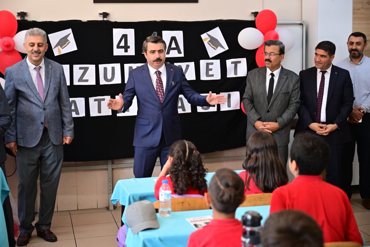 BAŞKAN OKTAY YILMAZ MİNİKLERİN KARNE HEYECANINA ORTAK OLDU