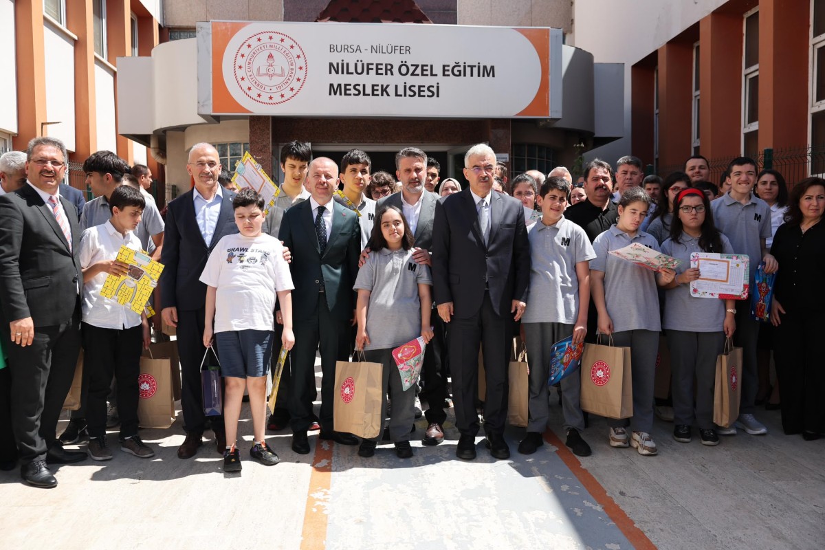 BAŞKAN VEKİLİ ŞAHİN BİBA ÖĞRENCİLERİN KARNE SEVİNCİNE ORTAK OLDU
