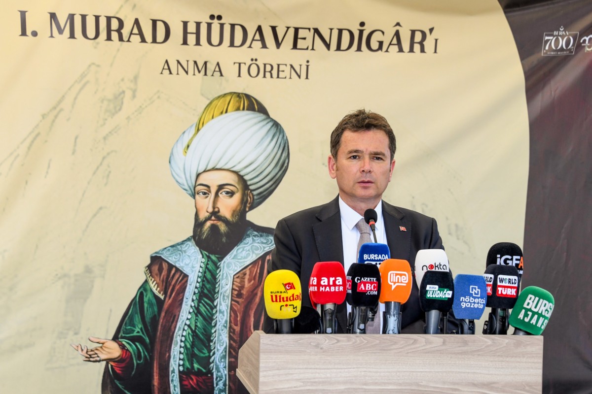 CIHAN IMPARATORLUGUNUN MIMARI SULTAN BIRINCI MURAD BURSADA DUALARLA ANILDI