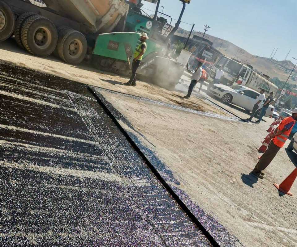 KARABÜK BELEDİYESİ ŞEHRİN DÖRT BİR YANINDA DEV SAHA HAREKATI BAŞLATTI