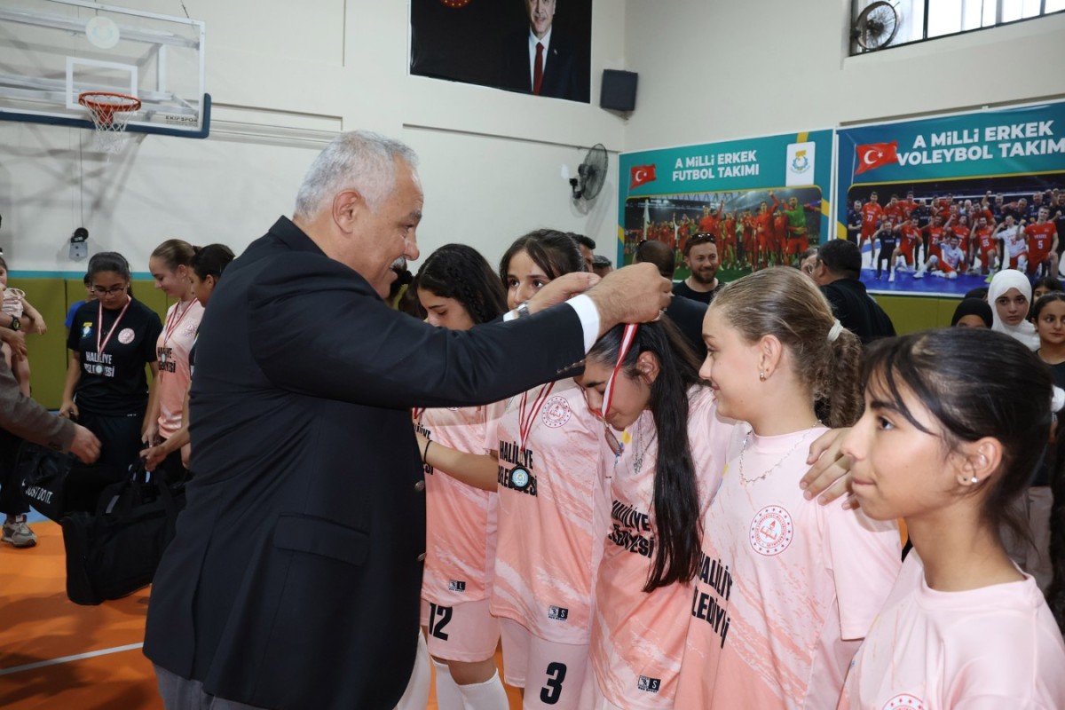 HALİLİYEDE VOLEYBOL ŞENLİĞİ ŞAMPİYONLUK KUPASI SAHİBİNİ BULDU