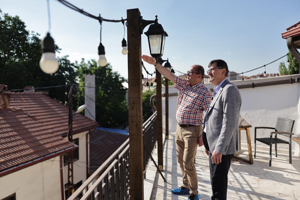 KÜTAHYADA TARİHİ MİRAS VE KÜLTÜR BULUŞMASI ŞEKER KONAĞINA ANLAMLI ZİYARET