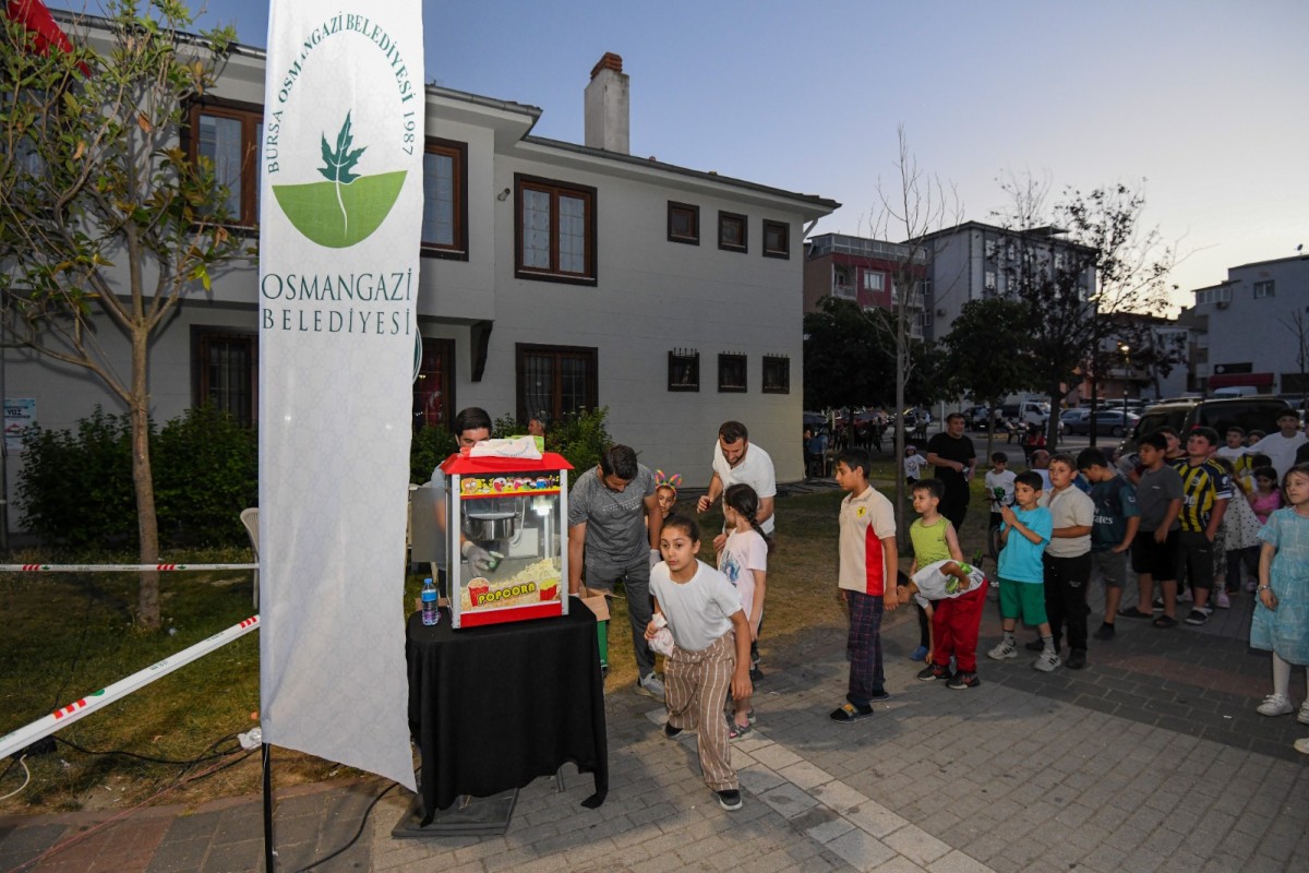 OSMANGAZİDE MAHALLE KÜLTÜRÜ CANLANIYOR ÇOCUKLARA AÇIK HAVA SİNEMA KEYFİ