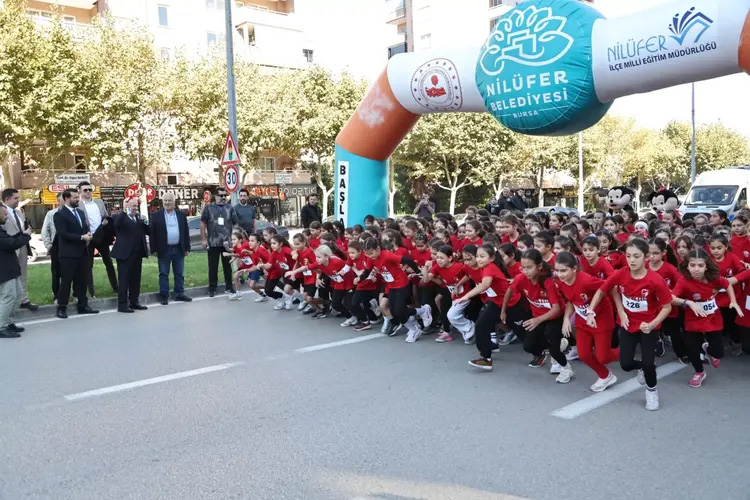 Nilüfer’de bin 749 öğrenci Cumhuriyet'e koştu