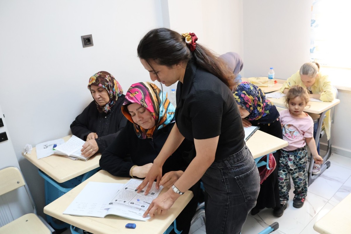 HALİLİYE'DE ÜRETEN KADINLAR DÖNEMİ: 8 AYRI MERKEZDE DEV EĞİTİM VE MESLEK SEFERBERLİĞİ