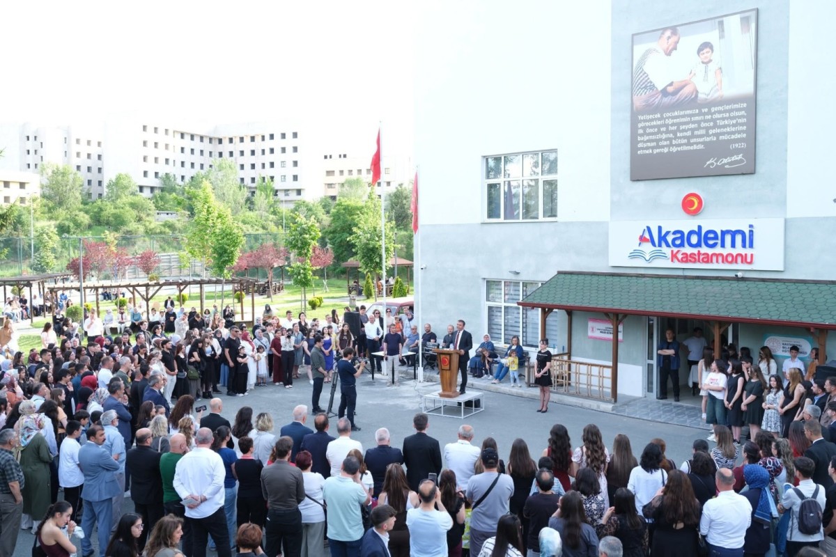 KASTAMONU'DA FIRSAT EŞİTLİĞİ MEYVELERİNİ VERİYOR: AKADEMİ KASTAMONU'DA MEZUNİYET GURURU