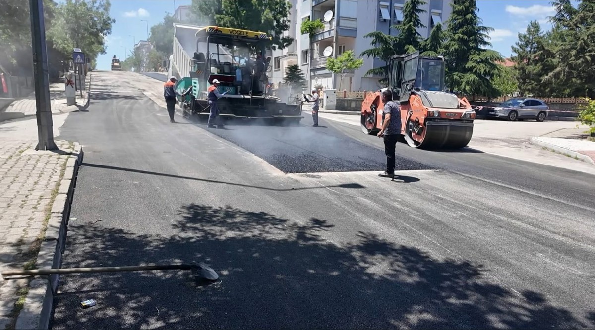 ISPARTADA YOLLAR YENİLENİYOR OKUL ÖNÜNDEKİ ASFALT TAMAMEN DEĞİŞTİ