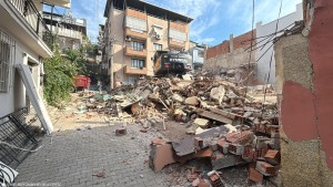 BUCA ONAT TÜNELİ'NDE DÜĞÜM ÇÖZÜLDÜ: UZLAŞI SAĞLANDI, RİSKLİ YAPI YIKILDI