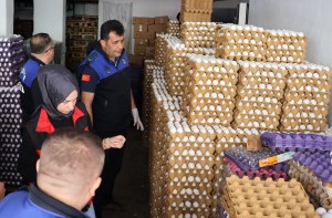 HALİLİYE’DE HALK SAĞLIĞI OPERASYONU: SAĞLIKSIZ DEPOYA BASKINDA 5 BİN KOLİ YUMURTA İMHA EDİLDİ
